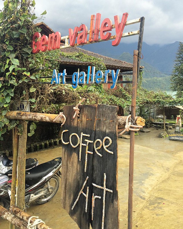 Cafe núi rừng 😆😆😆 Giá còn rẻ hơn ở Hà Nội, 30k 1 cốc nâu đá cơ mà chất lượng còn thua cafe 15k mình uống ở trường. Nhưng mà đây là khu du lịch, và view nhìn thẳng xuống thung lũng ha ha ha #gem #valley #sapa # #coffee #art #new