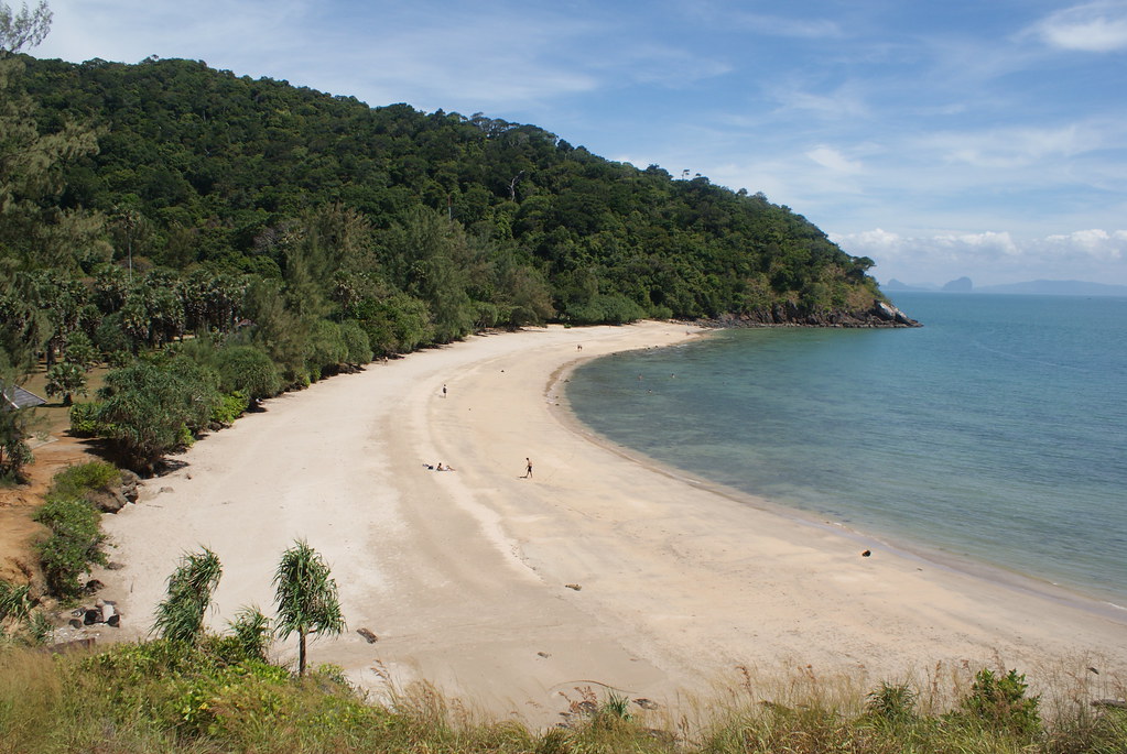 La plage du parc national de Koh Lanta en forme de vague.