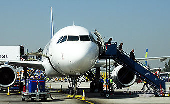 LAN A320 pasajeros desembarcando (RD)