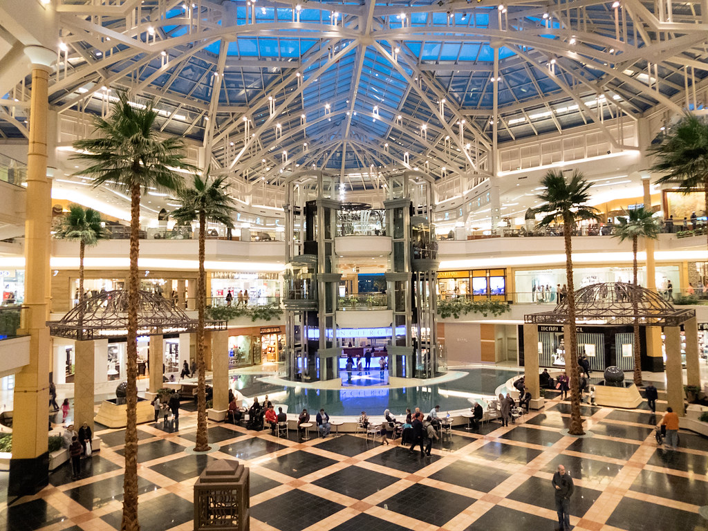 What are some shops at the Somerset Collection Mall?