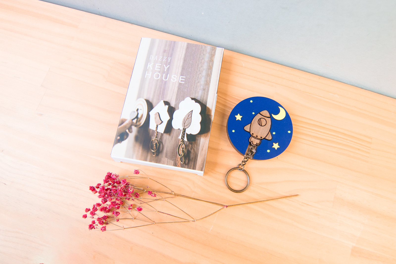 鑰匙圈 客製化 禮物 特色產品 居家 台灣設計 生日 情人節 宇宙 星球 外太空 星星 藍 療癒 聖誕節 收納 裝飾　吊飾　送禮　中性　木　楓木　胡桃木　鑰匙