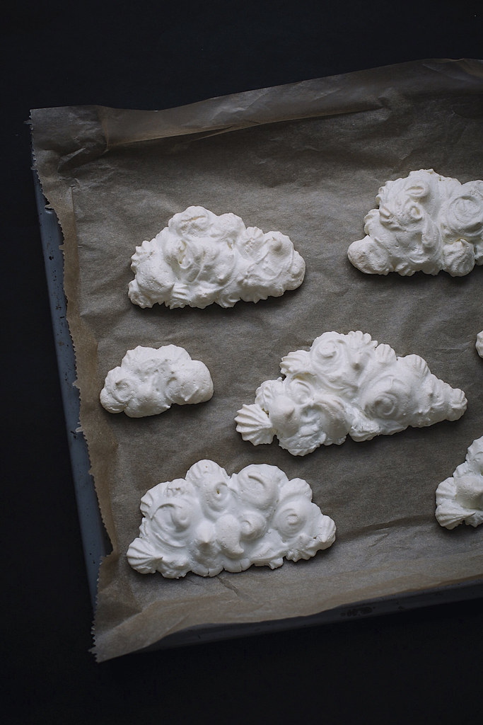 Meringue Clouds on THE CURLY HEAD, Photography and Food Styling by Amelie Niederbuchner. Tags: Munich, Germany, Baiser, Recipe, Rezept, Foodfotografie, Wolkenbaisers_4