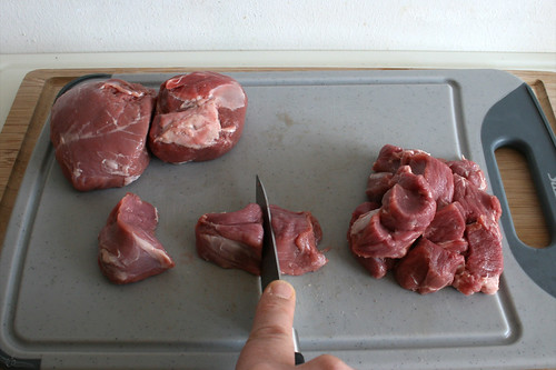 31 - Lammfleisch würfeln / Dice lamb meat