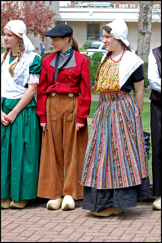 Girls in Dutch Dress | These girls were waiting to perform K… | Flickr