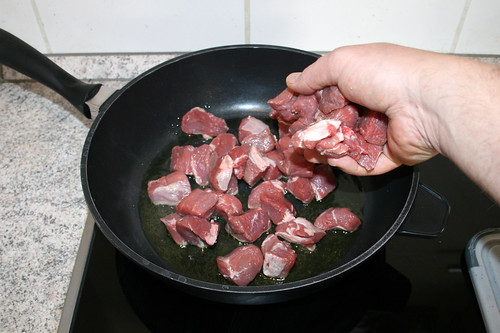 36 - Lammfleisch in Pfanne geben / Put lamb meat in pan