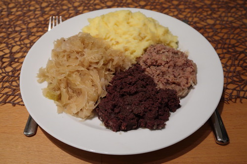 Wellwurst (rot und weiß) zu Sauerkraut und Kartoffelstampf