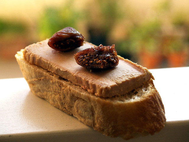 Brød med foie gras og rødvinssyltet figen