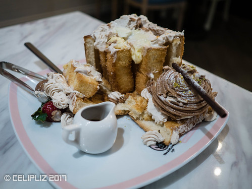 Mont Blanc Honey Toast @ Dazzling Cafe ($15)