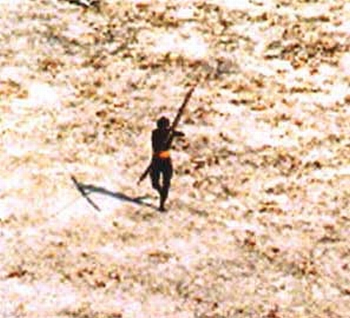 Zdjęcie tubylca strzelającego z łuku do helikoptera w 2004 roku.