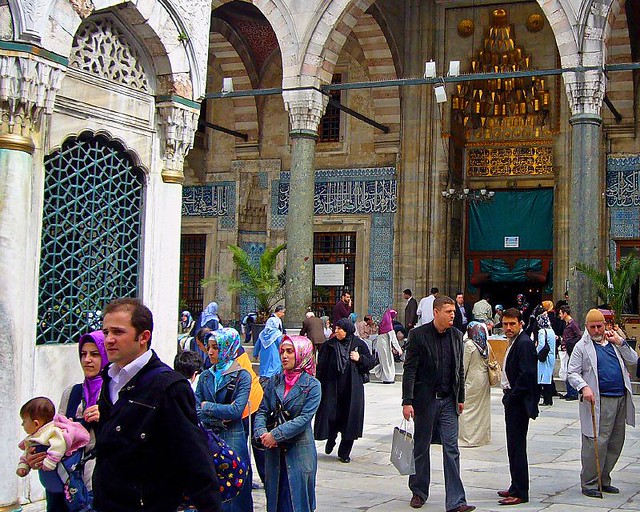 people at the mosque in Eminönü