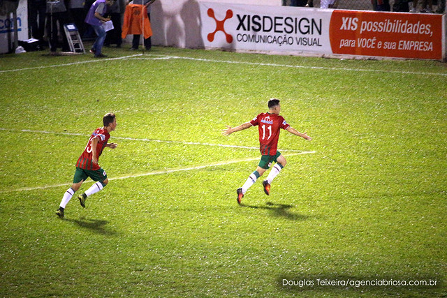 Portuguesa Santista comemora segundo gol marcado na partida