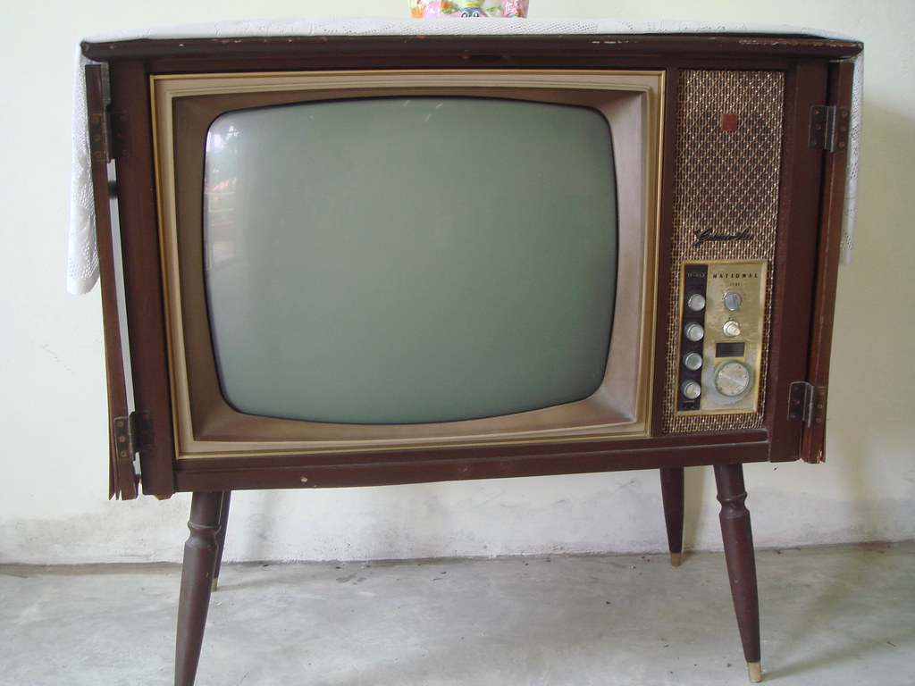 Телевизор 25 лет. Первый телевизор. Телевизор 20 века. Старинный телевизор. Самый первый телевизор.