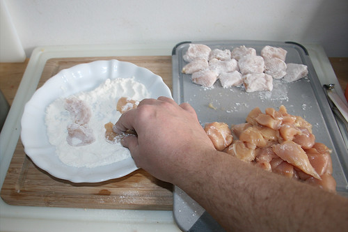 22 - Hähnchenbrust im Mehl wenden / Turn chicken brast dices in flour
