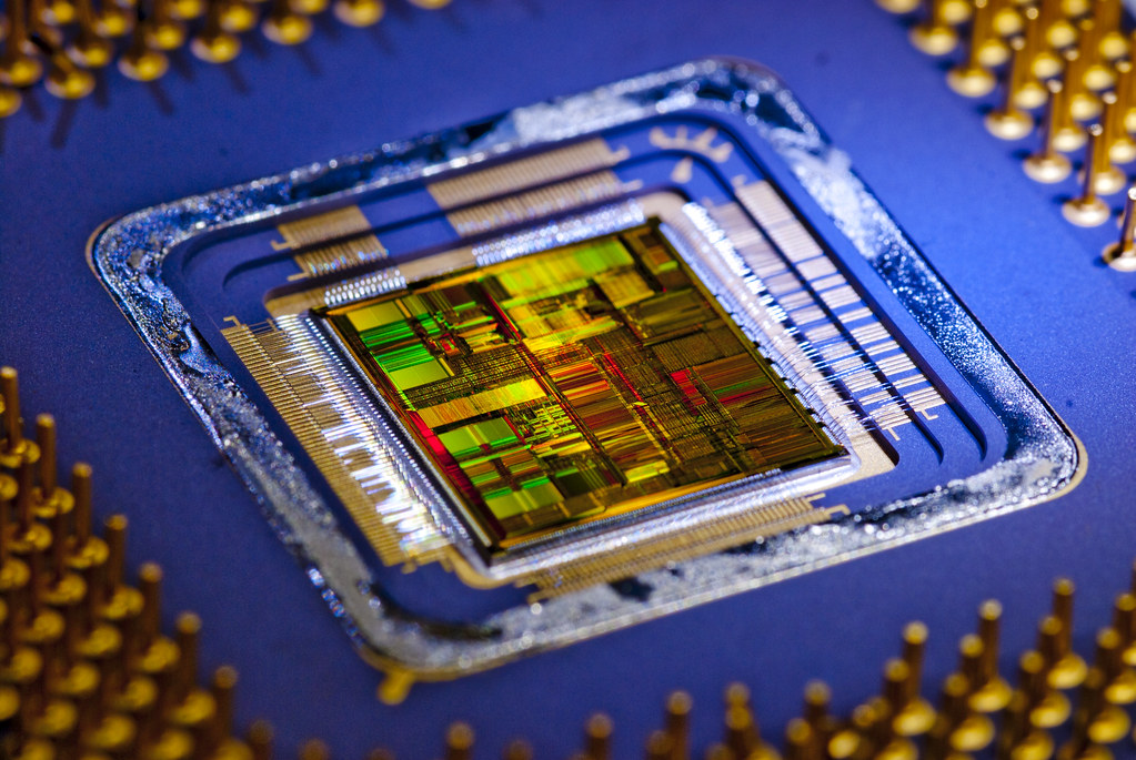 Игры работающие на процессоре. Пентиум 100. Процессор Интел под микроскопом. Кристалл микропроцессора Intel Core. Процессор i7 4070m.