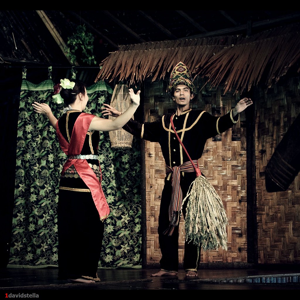 sumazau Kadazan traditional dance | At the Monsopiad Cultu… | Flickr