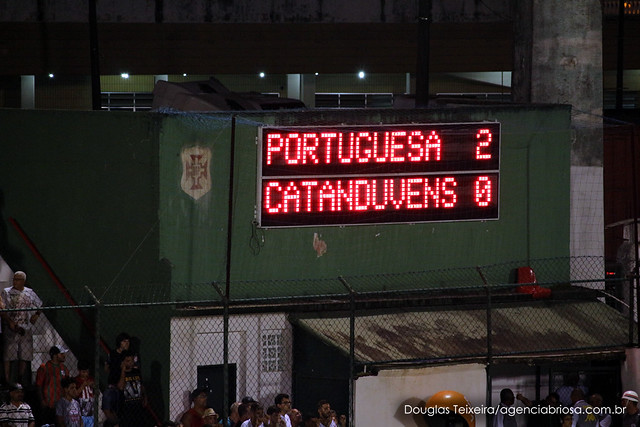 Placar eletrônico de Ulrico Mursa registra o resultado final da partida: Portuguesa Santista 2 x 0 Catanduvense