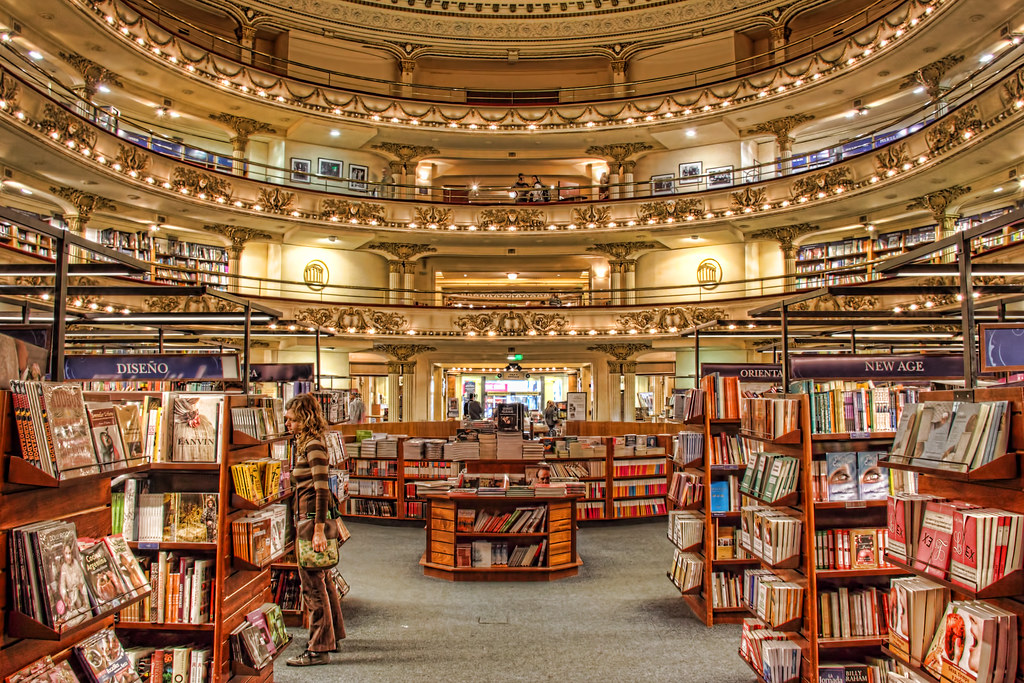 Магазин книг по истории. Книжный магазин el Ateneo. Библиотека в Буэнос Айресе. Самый большой книжный магазин в Москве. Красивый книжный магазин.
