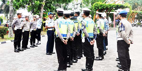 Dansatpom TNI AU, Kapten Pom Baroto Seto, saat memberi arahan kepada petugas