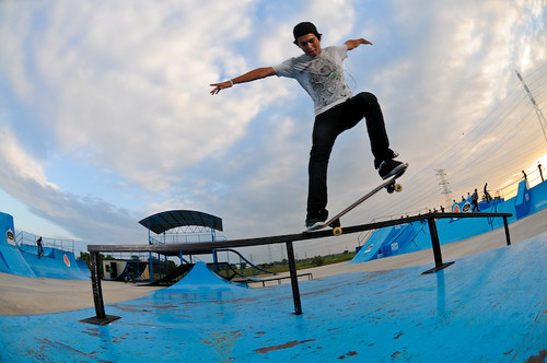 ผลการค้นหารูปภาพสำหรับ ท่าสเก็ตบอร์ด Crooked Grind