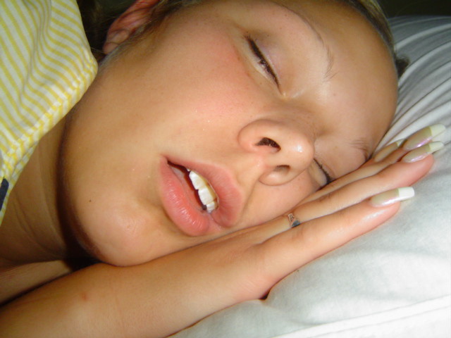 Кончина фото. Спящие девочки с открытым ртом. Спящие дети с открытым ртом.