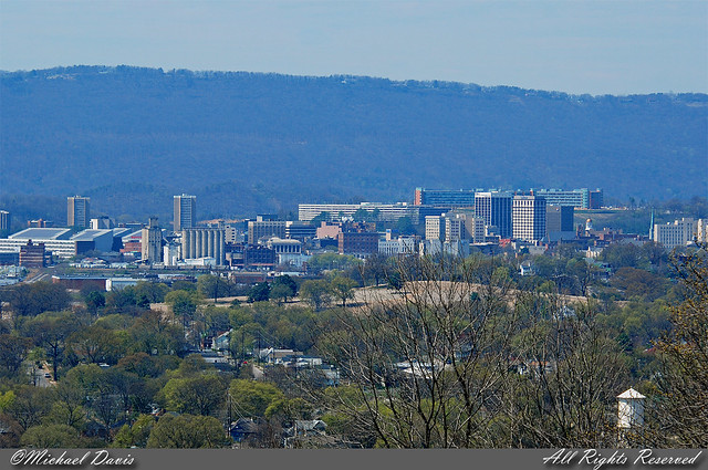 Chattanooga, Tennessee Skyline | With Raccoon Mountain loomi… | Flickr