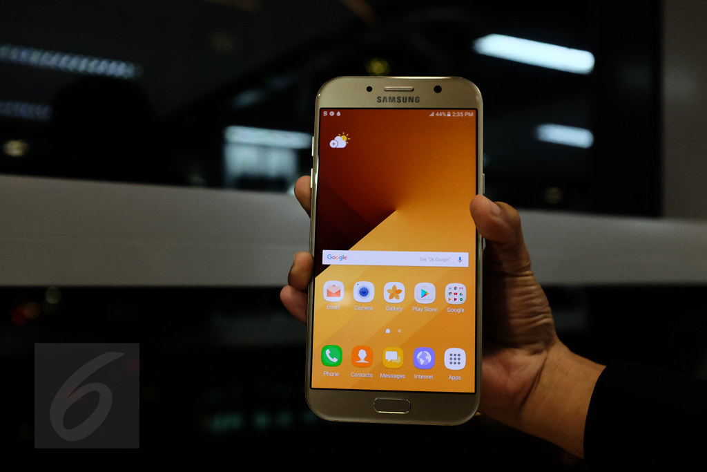 Tampilan depan Samsung Galaxy A7 (2017). Liputan6.com/Iskandar