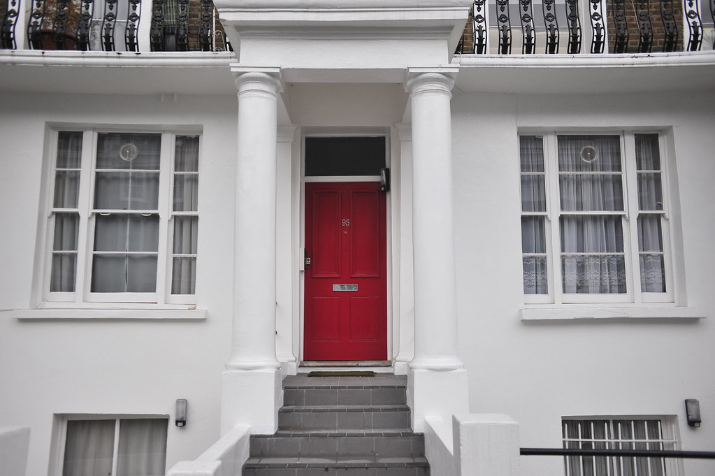 White house Red door | Sebastian Allan | Flickr