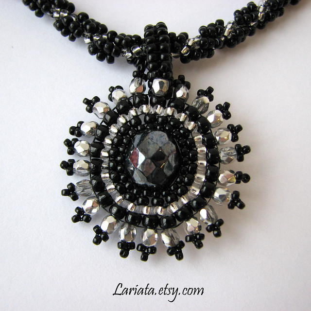 beaded pendant | About 3 cm wide. Used black color Toho 15/o… | Flickr