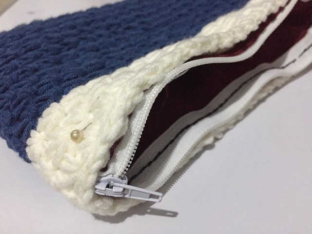 attaching the zipper crochet pouch