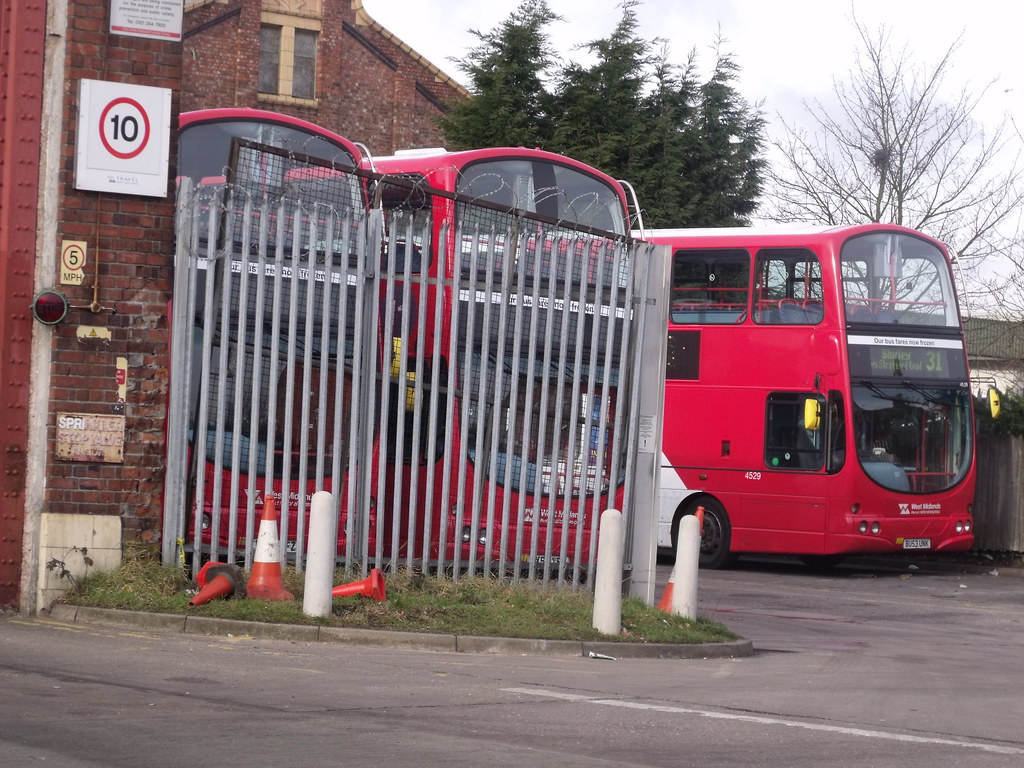 Bus garage. Гараж из автобуса. Автобусный парк 2 СПБ. Зеленый автобус. Гараж под автобус.