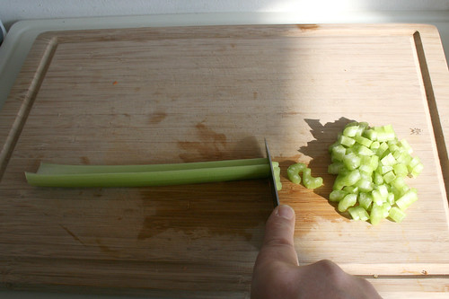 27 - Staudensellerie zerkleinern / Chop celery