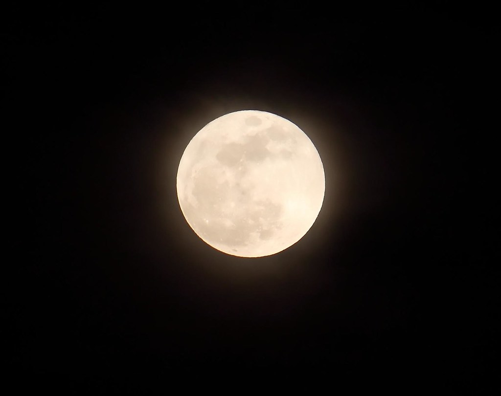 Луна новые песни. Лунный выстрел. Ksiezyc. Glowing Moon. Moon real Conspiracy.