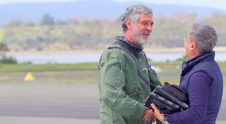 El Aviador español Michel Gordillo, apunto de dar el histórico salto a la Antártida desde Tasmania, recibiendo las felicitaciones del periodista Joe Roa de Asian Air Safari