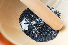 Grinding black sesame with salt
