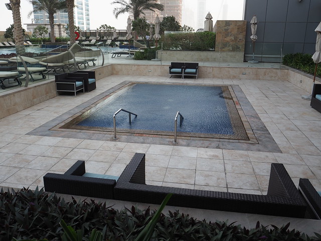 P1210932 JW Marriott Marquis Hotel Dubai JW マリオット マーキス ドバイ ホテル プール pool