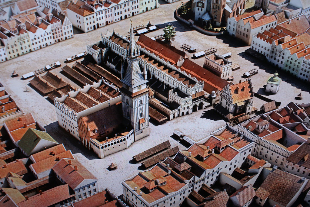 Evolutions du Rynek de Cracovie à travers les siècles d'après une animation du musée d'histoire de la ville.
