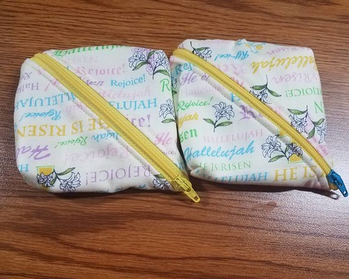 Mikaela picked out this Easter fat quarter a few weeks ago, so I figured I should make something for Easter with it or it would just sit. Two Sweet pea pods made in 30 minutes ! These are so quick and easy and use 1/2 of a zipper, so I could make 2 with 1