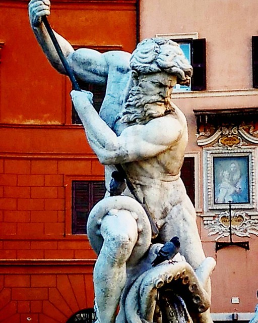 「海神與章魚的戰鬥」雕塑 位於海神噴泉 Fontana del Nettuno中間主視覺。噴泉是位於於義大利羅馬的納沃納廣場北側。不過這裡最有名的是廣場中央的四河噴泉。 我特愛海神與章魚搏鬥，古老的石雕像周圍沒有任何組閣，經過的人們可以赤裸裸地欣賞這些充滿著不可思議的石雕肌肉線條所展現出的力與美、與其張力。這令我想起漁人的戰鬥!以及美味的..章魚還有義大利麵。 令人驚嘆的雕像和各種不可思議的建築立在羅馬這個城市的各個角落，基本上這些古蹟完全都沒有任何欄杆可以阻擋我們熱切的眼神，如此近距離!。