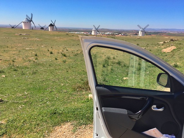 En coche haciendo una ruta de los molinos de viento en La Mancha