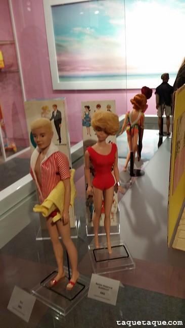 Ken (1961) junto a una Barbie Vintage de los '60, en la Barbie "Dreamhouse" (1962)