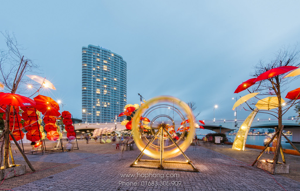 Art performance: umbrella arrangement with theme: “March Sunshine” by Danang Center of Events and Festivals