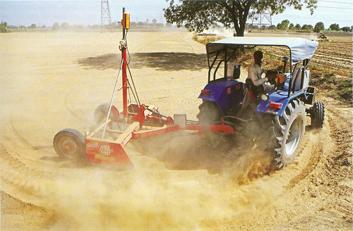 पंजाब के गाँव का किसान लेजर-स्तरीय तकनीक का उपयोग करके अपने खेत को तैयार करता हुआ
