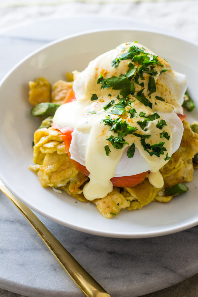 Matzo brei eggs benedict is Passover breakfast at it's finest! With asparagus matzo brei topped with poached eggs, lox and creamy hollandaise sauce. 