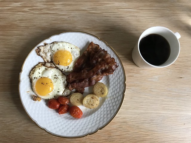 Æg, bacon, tomater, løg og kaffe