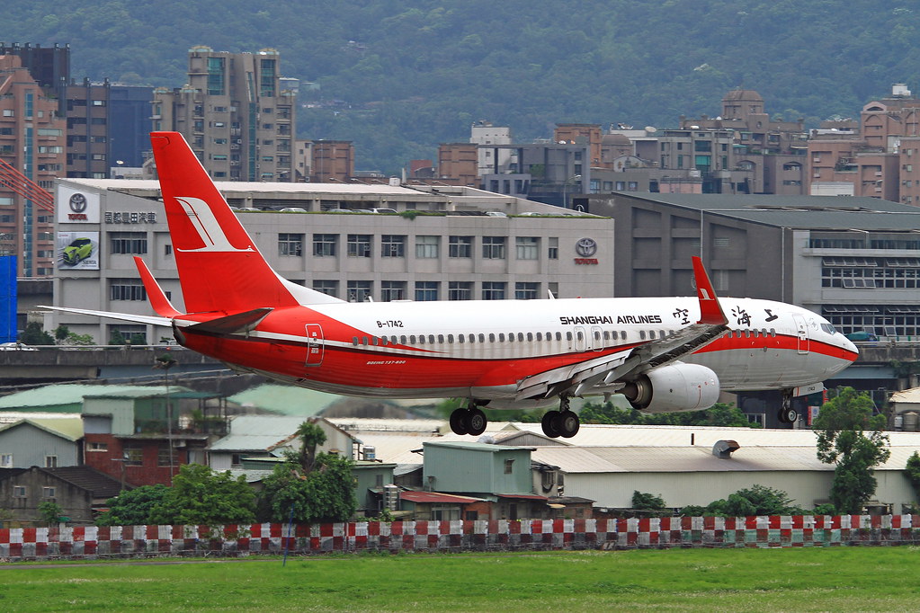 B-1742 Shanghai Airlines  Boeing 737-86D