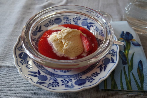 Vanilleeis mit pürierten Erdbeeren