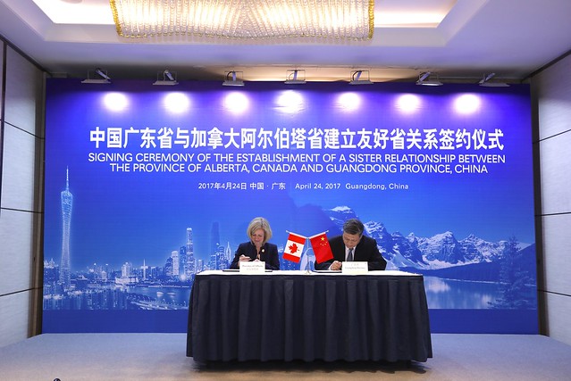 Alberta Premier Rachel Notley and  MA Xingrui, Governor of Guangdong, sign an agreement creating a sister-province relationship between Alberta and Guangdong