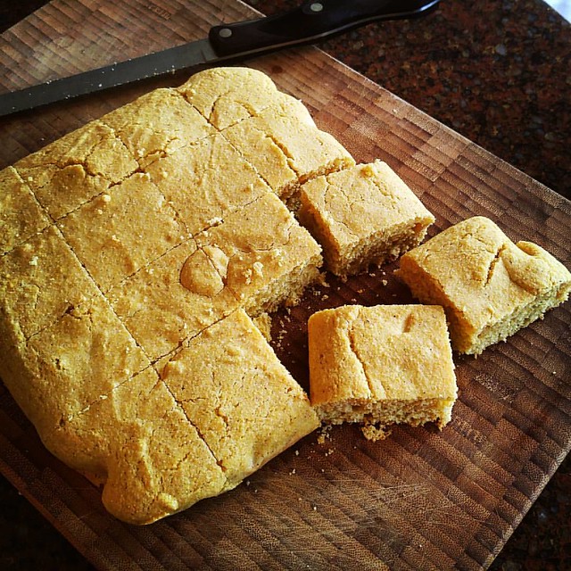 The Splendid Table's Cornbread, made with buttermilk infused with @adagioteas Vanilla Rooibos tea. Not super sweet but a great all purpose #snack or side! #yummy #yum #vegetarian #food #buttermilk #corn #cornbread #baked #easy #delicious #foooood