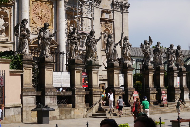 Estatuas en la portada de la iglesia de San Pedro y San Pablo en Cracovia
