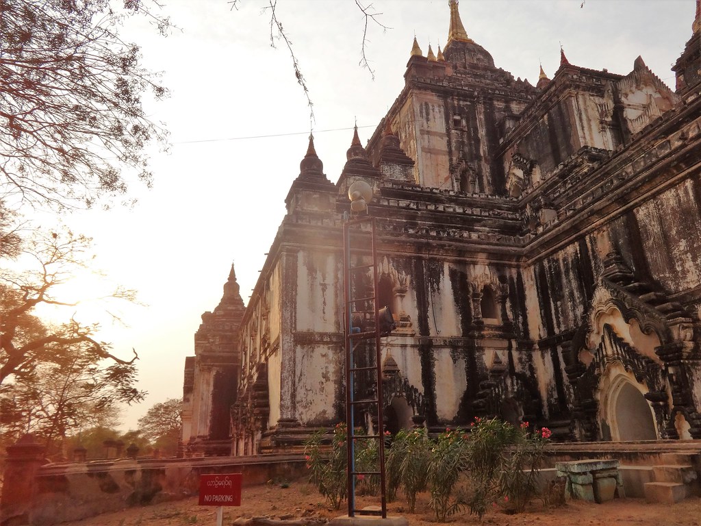 Thatbuinnyu Phaya in Bagan